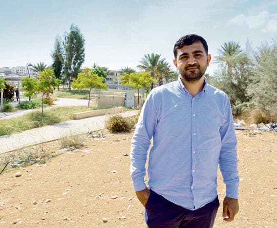 אבו־לטיף עזדין. "הקלפי זה המקום האחד שבו יש לי אותה זכות כמו ליהודי" (גדי קבלו) אבו־לטיף עזדין. "הקלפי זה המקום האחד שבו יש לי אותה זכות כמו ליהודי"