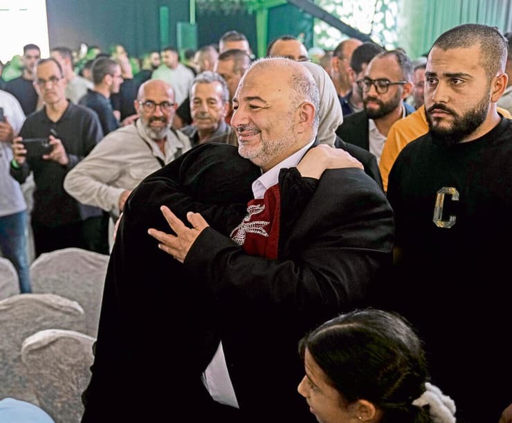 עבאס, לאחר המדגם בסחנין. רע"מ התחזקה אך התקשתה לפרוץ את מרחבי ההשפעה שלה כפי ששאפו ראשיה שביקשו לתפוס אחיזה בקרב הנוצרים והדרוזים ולקרוץ לחברה היהודית (Mahmoud Illean, AP Photo/Mahmoud Illean) עבאס, לאחר המדגם בסחנין. רע"מ התחזקה אך התקשתה לפרוץ את מרחבי ההשפעה שלה כפי ששאפו ראשיה שביקשו לתפוס אחיזה בקרב הנוצרים והדרוזים ולקרוץ לחברה היהודית