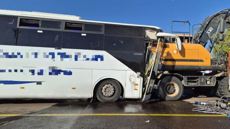 תאונת דרכים בין אוטובוס לטרקטור בכביש 25 צומת הגדי