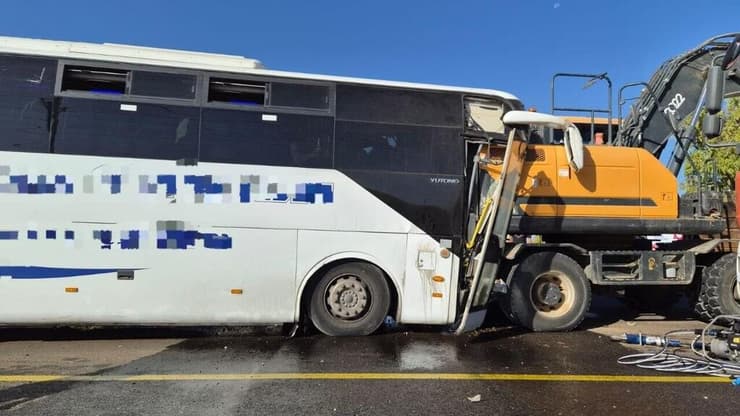 התאונה בצומת הגדי (צילום: תיעוד מבצעי מד"א) תאונת דרכים בין אוטובוס לטרקטור בכביש 25 צומת הגדי