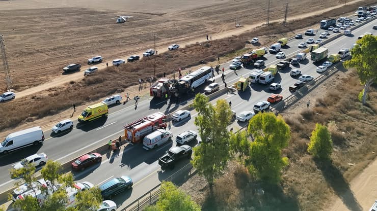 צילום: תיעוד מבצעי מד"א תאונת דרכים בין אוטובוס לטרקטור בכביש 25 צומת הגדי
