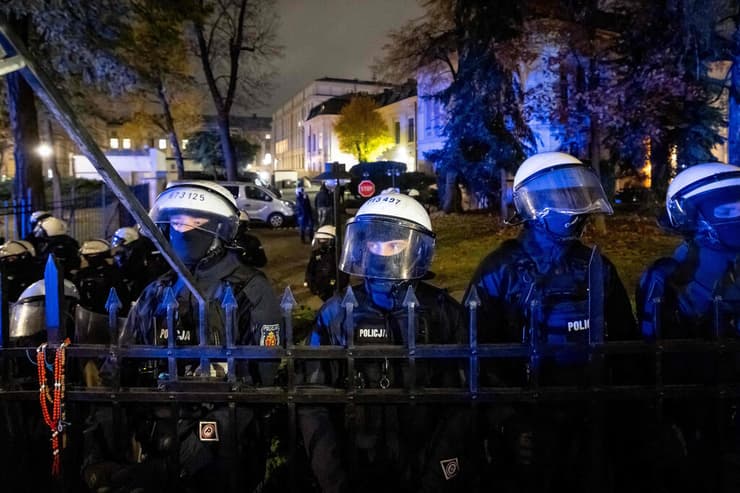 כוחות משטרה רבים פרוסים במקום (צילום: Wojtek RADWANSKI / AFP) ורשה פולין מחאה מחוץ לבית משפט העליון