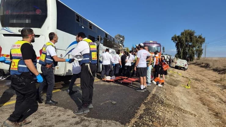 תאונת דרכים בין אוטובוס לטרקטור בכביש 25 צומת הגדי