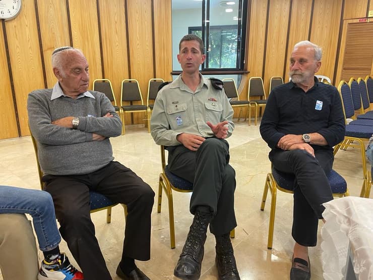 מימין לשמאל: מאיר קצין, רועי סבירסקי מח"ט 188 לשעבר ואלי קצין, בהיכל בנימין