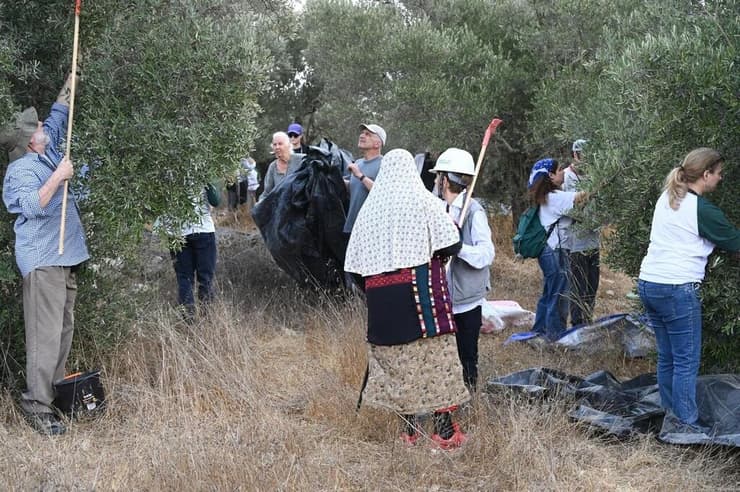 פעילי הארגון במסיק ליד נחלין בשבוע שעבר. "הדרך היחידה לשנות את התודעה, היא להכיר את המציאות מקרוב" (צילום: באדיבות "קול רבני לזכויות אדם") פעילי הארגון במסיק ליד נחלין בשבוע שעבר. "הדרך היחידה לשנות את התודעה, היא להכיר את המציאות מקרוב"
