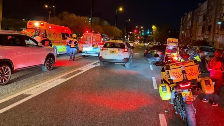 הזירה בחיפה, הערב (צילום: תיעוד מבצעי מד"א) רוכב אופניים חשמליים התנגש ברכב בחיפה