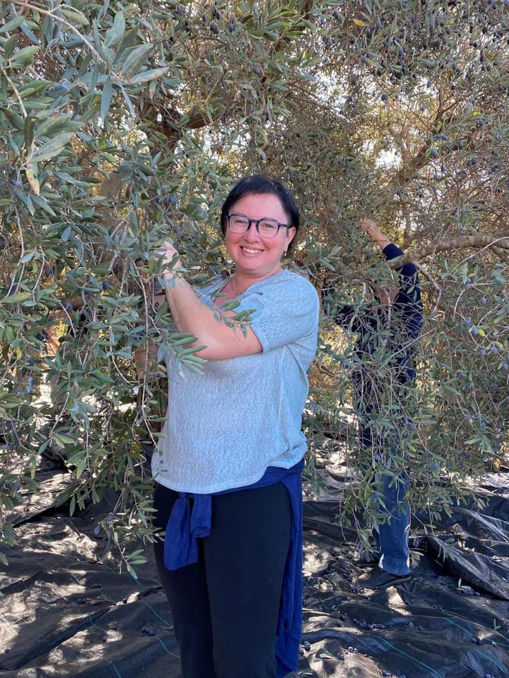 הרבה לאנה זילברמן סולוביי במסיק בגדה. "יש עוצמה מאוד גדולה בלתת יד למי שזקוק לעזרה" (צילום: באדיבות "קול רבני לזכויות אדם") הרבה לאנה זילברמן סולוביי במסיק בגדה. "יש עוצמה מאוד גדולה בלתת יד למי שזקוק לעזרה"