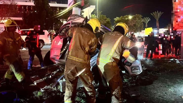 תאונה קשה בבאר שבע, הערב (צילום: דוברות כבאות והצלה) רכב התנגש בעמוד בבאר שבע