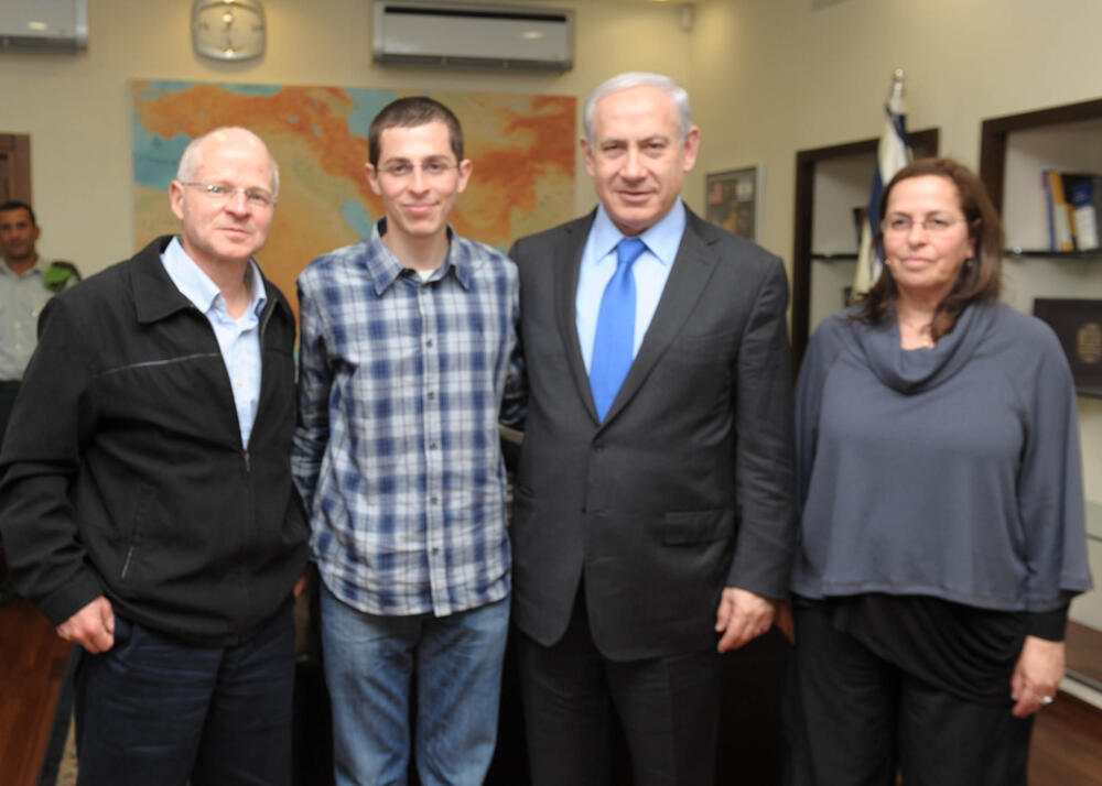 Noam, Gilad and Aviva Shalit seen with then-prime minister Benjamin Netanyahu 