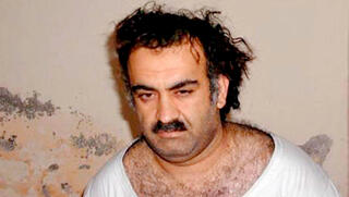 חאלד שייח מוחמד עם מעצרו ב-2003. הודה: "ערפתי את ראשו של דניאל פרל"