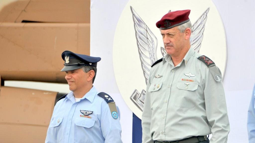 Amir Eshel, left, and Benny Gantz while both were serving in the IDF 