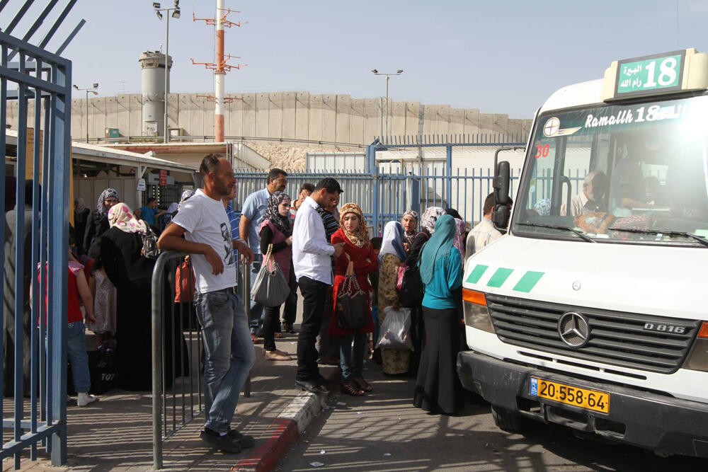 Palestinian workers entering Israel at the Qalandia crossing near Jerusalem 