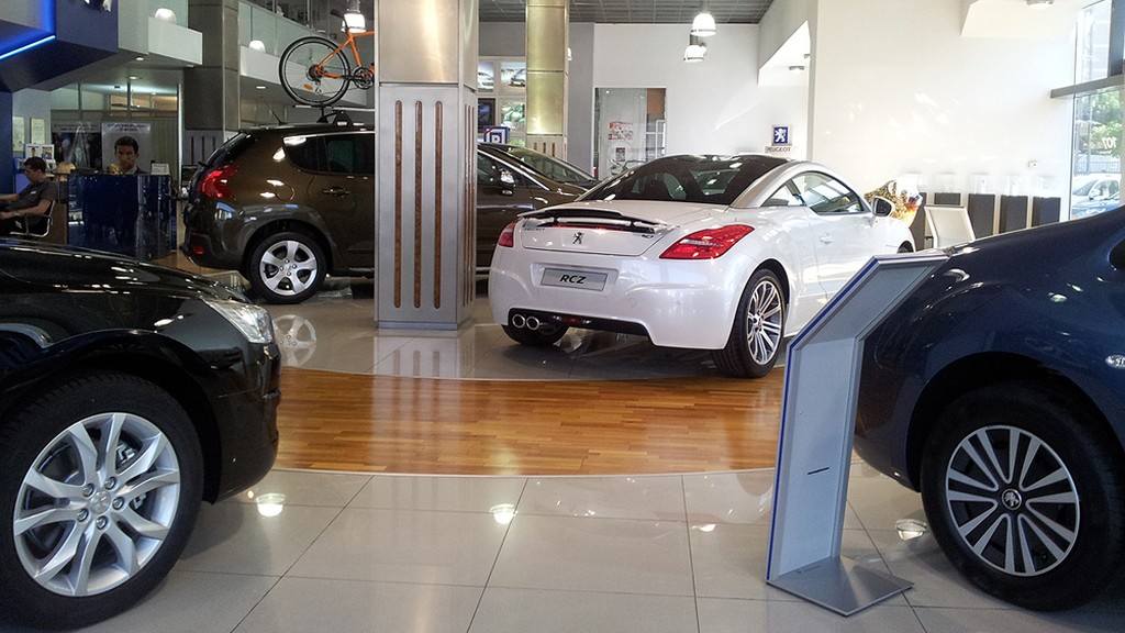 Автосалон (Иллюстрация: Рои Цукерман) Автосалон