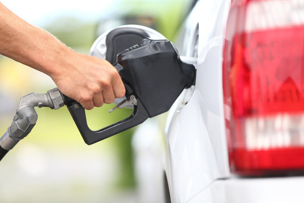 Снижение налога на топливо сдерживает рост цен на бензин 