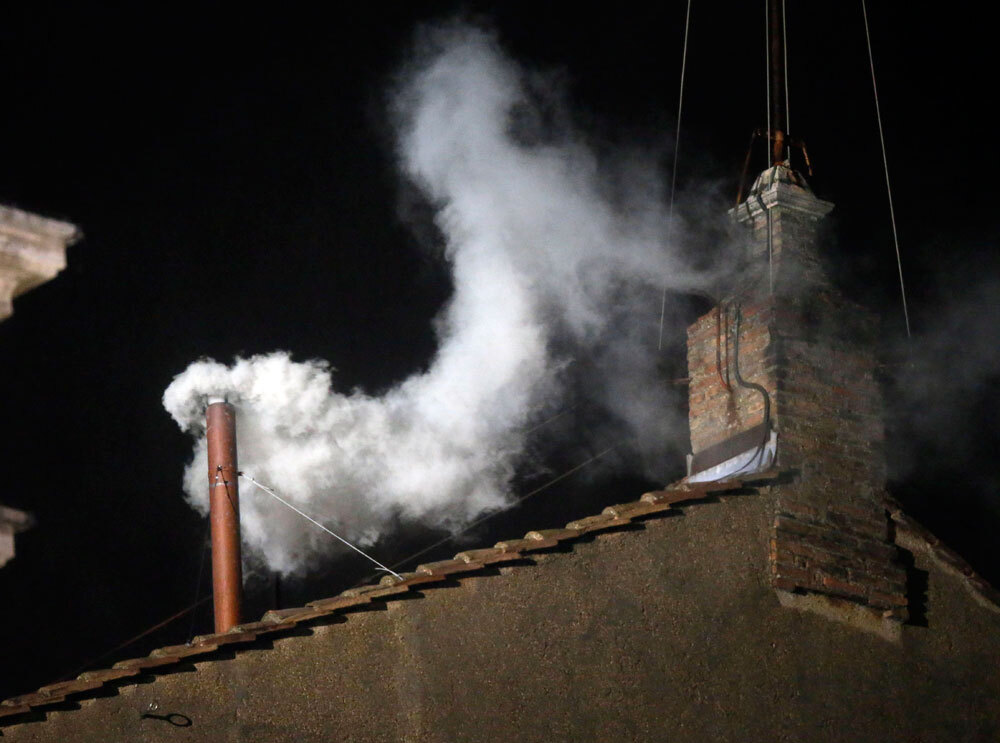 עשן לבן מעל גג הוותיקן