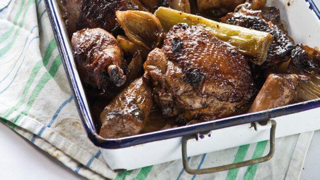 ללקק את האצבעות: עוף ביין אדום וירקות שורש