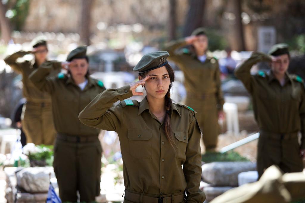 IDF troops salute at the annual Yad Labanim Memorial Day service in Jerusalem 