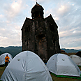 לישון בחוץ, באוהל ורק עם נשים