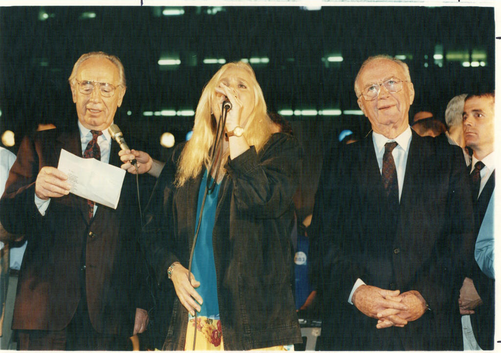 Мири Алони поет вместе с Ицхаком Рабином за считанные минуты до его убийства в 1995 году 
