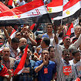 מפגינים נגד מורסי בכיכר תחריר
