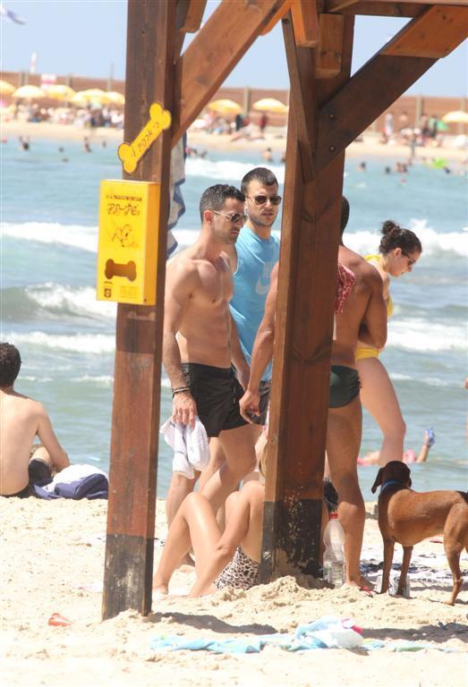 אסי עזר והחבר אלברט פפראצי