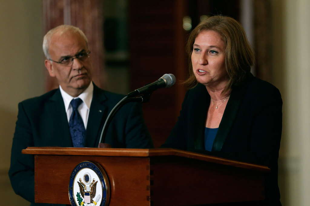 Saeb Erekat with then-chief Israeli negotiator Tzipi Livni at the White House in 2013 