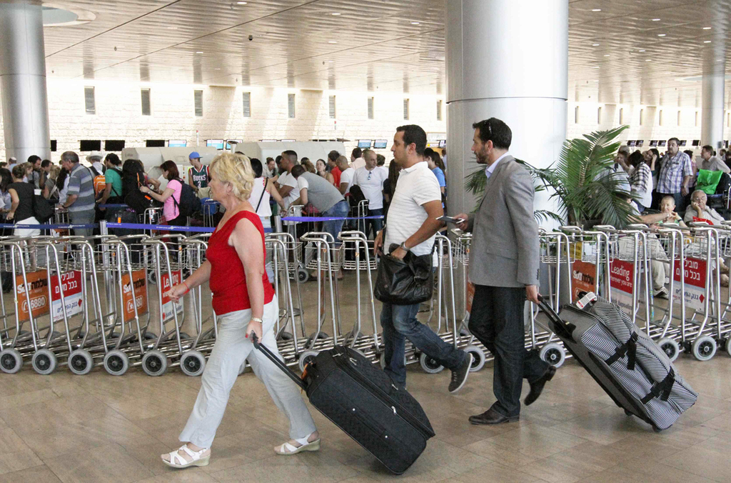 Пассажиры в аэропорту Бен-Гурион 