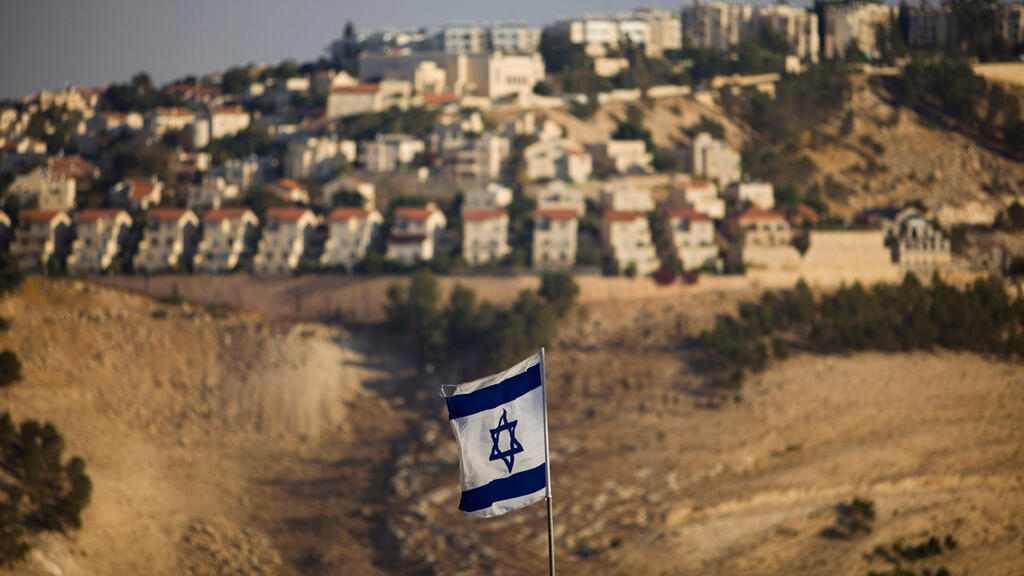 Израильский флаг на фоне Маале-Адумим 