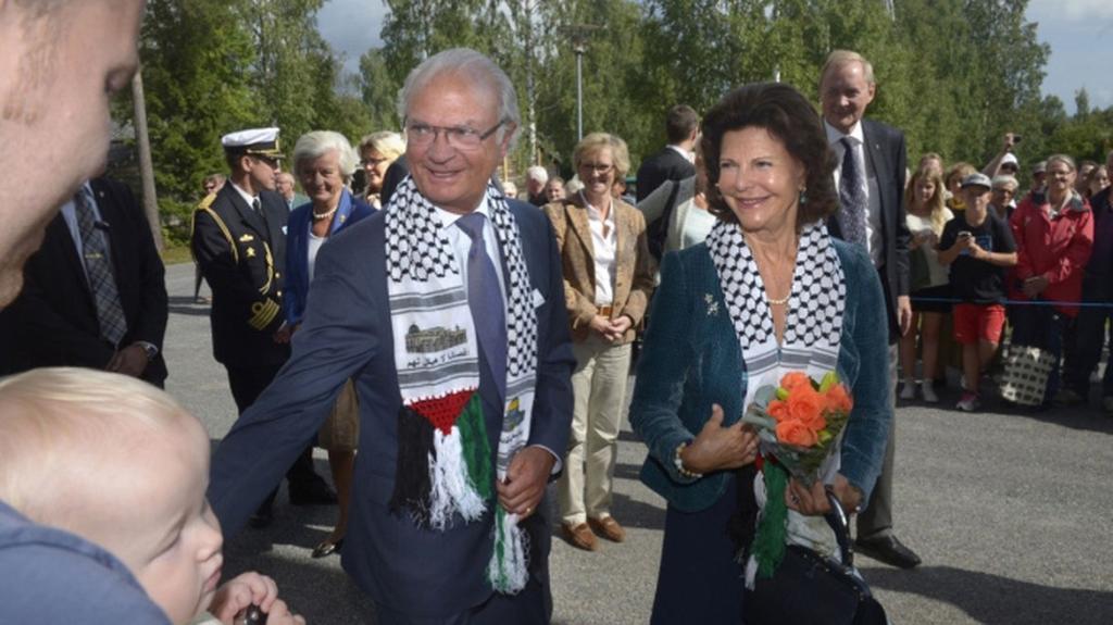 Sweden's king, Carl XVI Gustaf, donning a keffiyeh with the colors of the Palestinian flag 