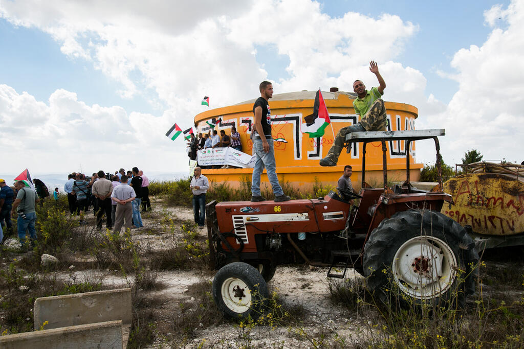 Palestinian protesting the settlement in 2013