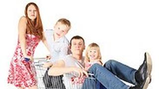 משפחה ועגלת קניות