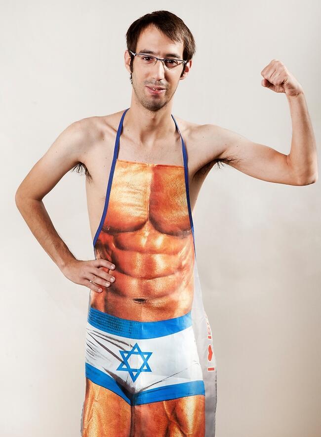 לפעמים צריך להילחם באש עם אש. שרוליק זנד לא לוקח שבויים