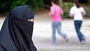 מוסלמית לבושה בבורקה. אורבן: "זה לא מתאים לנו"        