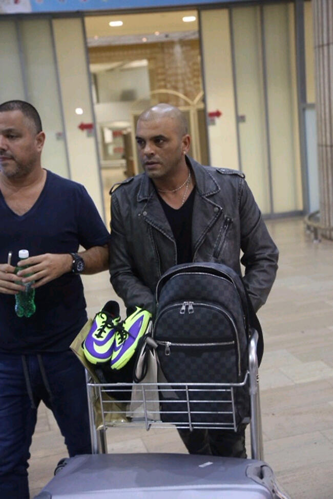 מזוודה אחת, שקית ונעליים. אייל גולן יוצא מנתב"ג  (צילום: מוטי קמחי)  מזוודה אחת, שקית ונעליים. אייל גולן יוצא מנתב"ג