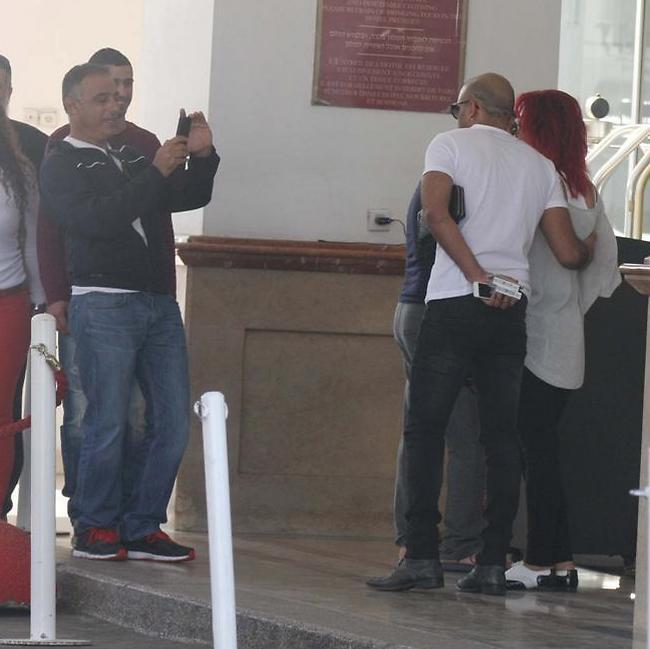 סיי סחוג! אייל גולן מצטלם עם מעריצים  (צילום: מוטי לבטון)  סיי סחוג! אייל גולן מצטלם עם מעריצים