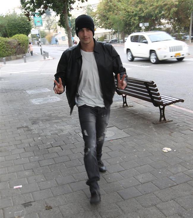 אבל למה עם בגדים? למה?? עומר דרור 