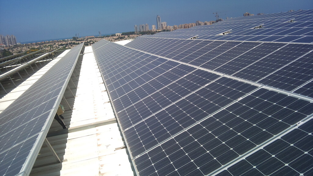 Солнечные батареи на крыше здания 