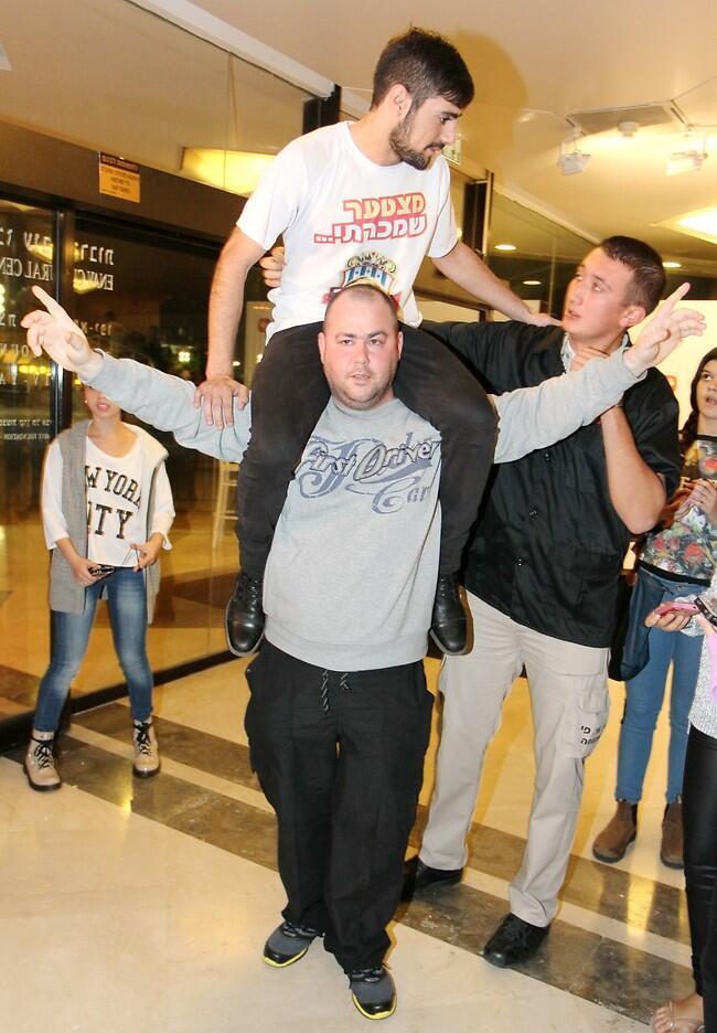 ג'קי מנחם על הידיים 