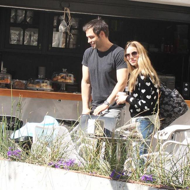 אולי הצלם רוצה קפה? (צילום: מוטי לבטון) אולי הצלם רוצה קפה?