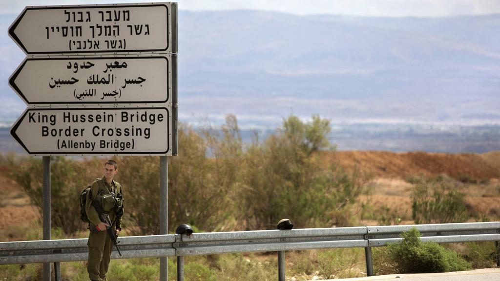 An IDF soldier near the border crossing between Israel and Jordan 
