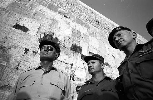 Моше Даян после победы в Шестидневной войне у Стены плача в Иерусалиме