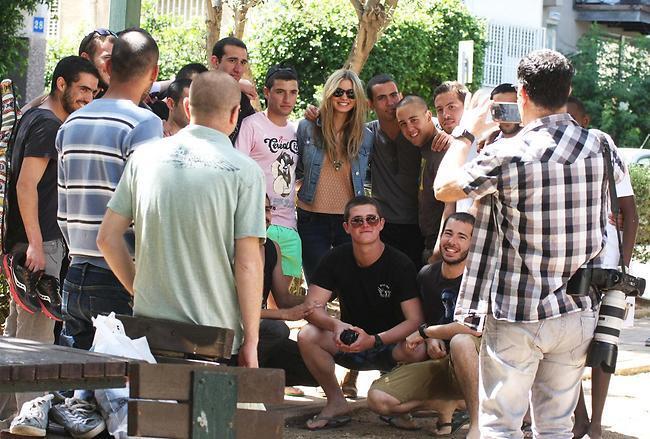 חיילים ברי מזל. 