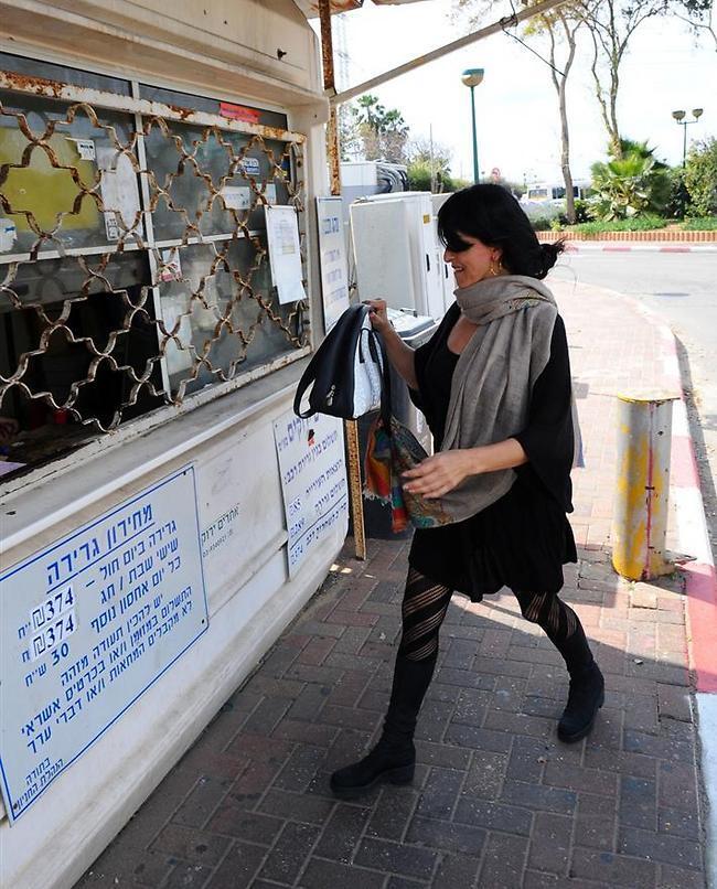 "בסדר בסדר, הנה, הבאתי את הארנק"