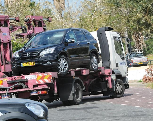 הגוררים הרשעים חוטפים את הג'יפ חסר האונים