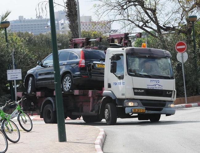 "הי, צלם, אל תגיד לריטה שלקחנו לה את הג'יפ, טוב?"