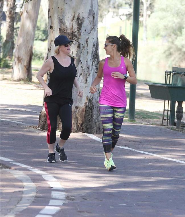"את בטוחה שאי אפשר ללכת קצת? נראה לי כבר רצנו מספיק"