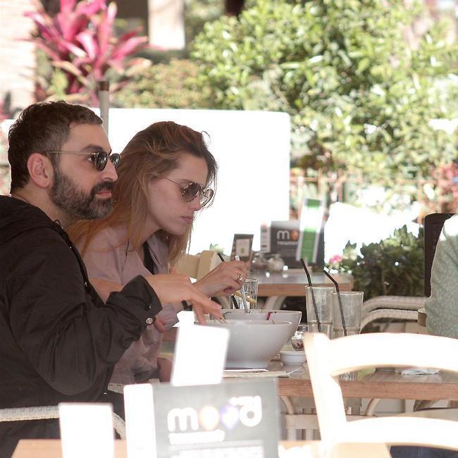"תראי מה אני אעשה לך עגבניה סוררת!". רותם סלע 