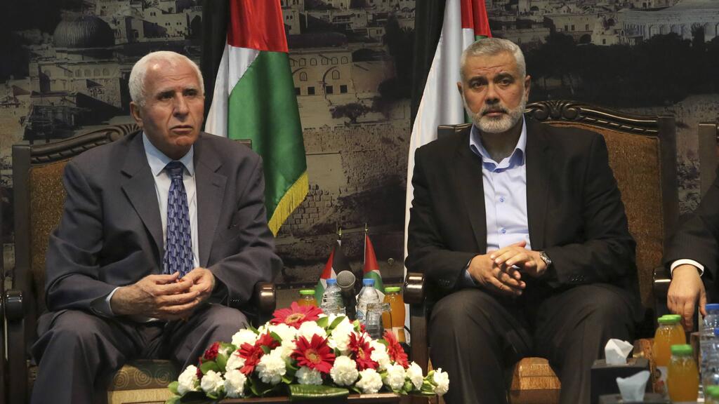 Fatah's Azzam al-Ahmad and Hamas' Ismail Haniyeh during Palestinian reconciliation talks in China, April 