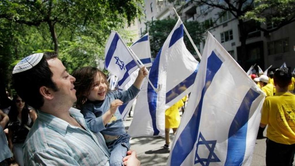 A father with his child during the Salute to Israel parade in New York 