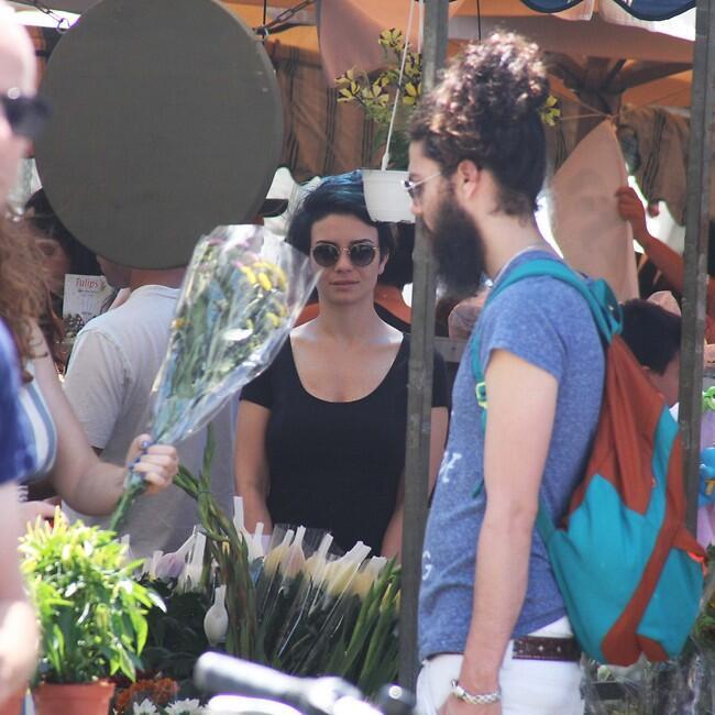 את מעדיפה את הורדים במקום?